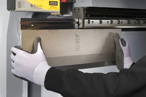 Horizontal tool change with UKB safety pins